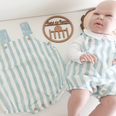 Roupa de bebé às riscas brancas e azuis com botões de madeira e gola branca