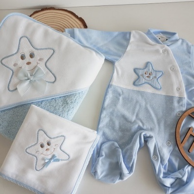 Conjunto de roupa de bebé azul e branco com estrela bordada