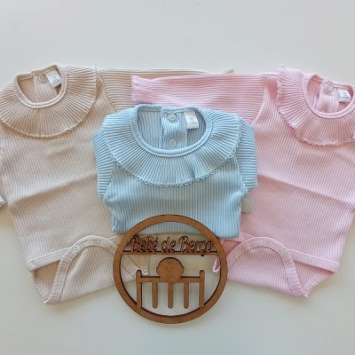 Bodies de bebé em bege, azul claro e rosa com gola franzida e ornamento de madeira