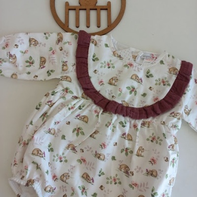 Body de bebé branco com padrão de coelhos e flores e folho vinho