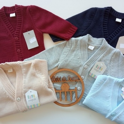 Cinco casacos de bebé em várias cores com etiquetas e recorte de madeira Art & Rose