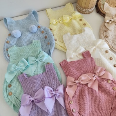 Macacões de bebé em malha coloridos com laços e botões de madeira