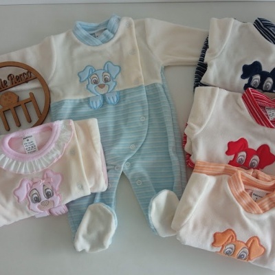 Pijamas para bebé com bordados de cachorros coloridos e golas riscas.