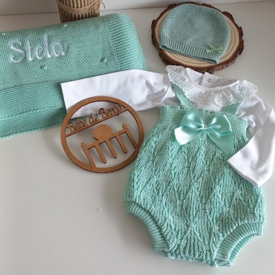 Conjunto de roupa de bebé em verde-água e branco com nome bordado e ornamento de madeira