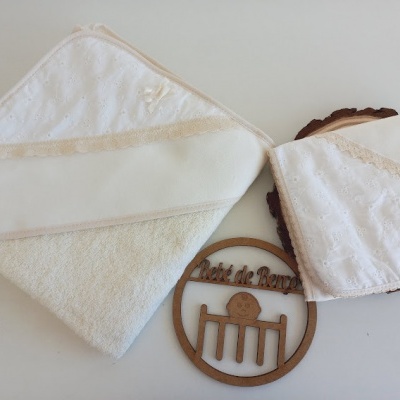 Toalha branca de banho e fralda com bordado renda e placa decorativa de madeira
