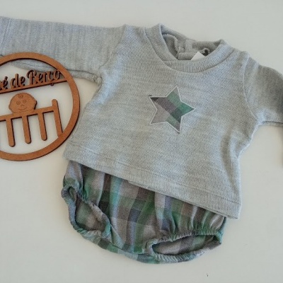 Conjunto de roupa de bebé com camisola cinza e calções xadrez