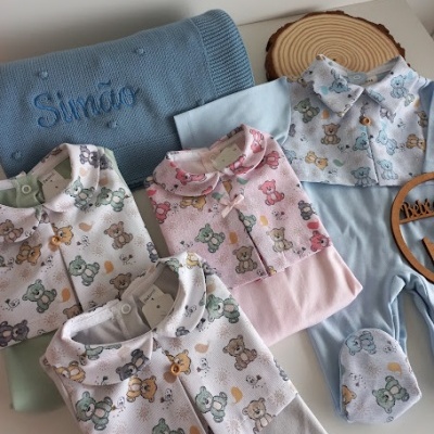 Bodies de bebé com padrão de ursos e cobertor azul bordado com o nome Simão