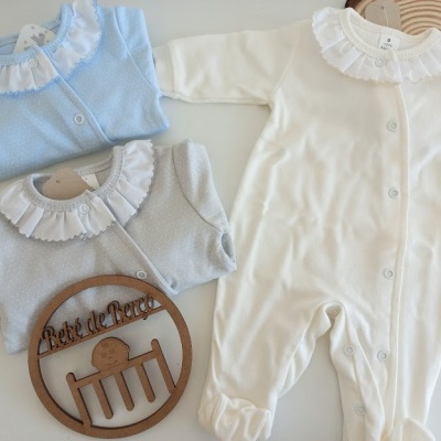 Macacões de bebé azul, cinzento e branco com gola branca pregueada e placa de madeira decorativa