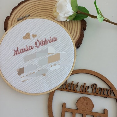 Bordado personalizado com nome Maria Vitória, corte de madeira circular, flor branca artificial e recorte de madeira com texto Bebé de Berço
