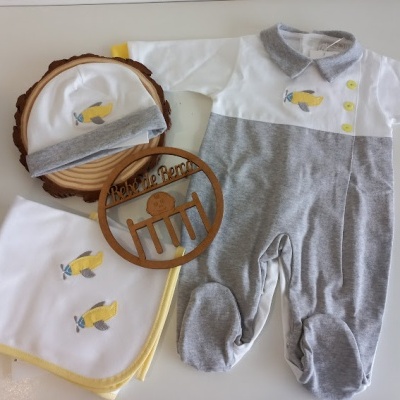 Conjunto para bebé branco e cinza com estampas e acessórios em fundo branco