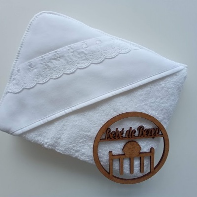Toalha branca de bebé com capuz e placa redonda de madeira