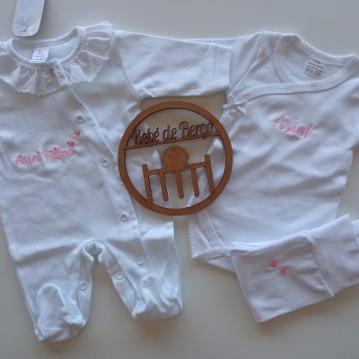 Conjunto de roupa para bebé branco com bordados cor-de-rosa, macacão com gola babado e camisola e calças