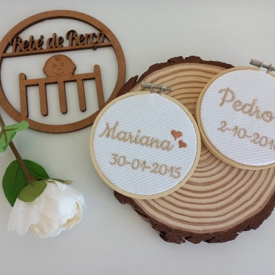 Conjunto decorativo com molduras de bordado, peça em madeira e flor branca