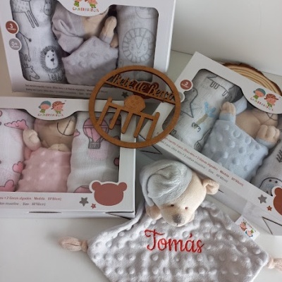 Presentes para bebé com bonecos de pano e brinquedo de peluche cinzento com nome Tomás