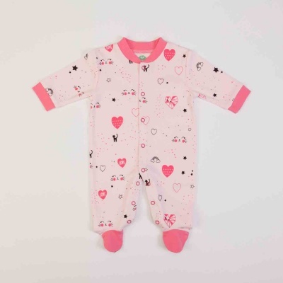 Pijama de bebé cor-de-rosa com estampado de corações, gatos e estrelas