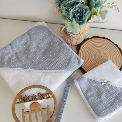 Conjunto de toalhas de bebé com suporte de chupeta, placa de madeira e vaso com flores azuis