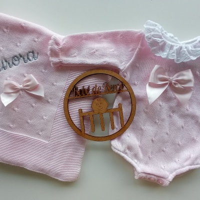 Conjunto de roupa para bebé rosa com vestido nome Aurora e body com gola rendada