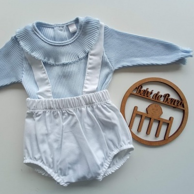 Conjunto de bebé azul e branco com placa de madeira 'Lót de Benvinuts'