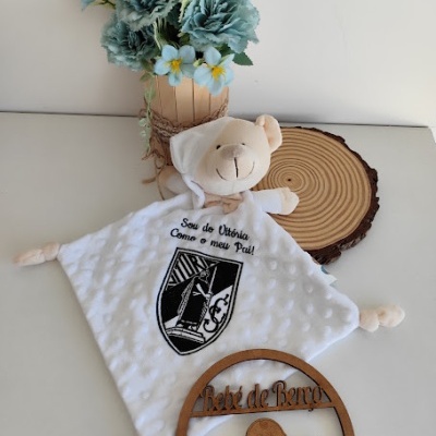 Cobertor de bebé branco com cabeça de urso e bordado, flores azuis em vaso de madeira, decoração redonda de madeira