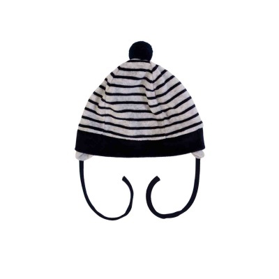 Gorro de malha riscas pretas e brancas com pompom e tiras