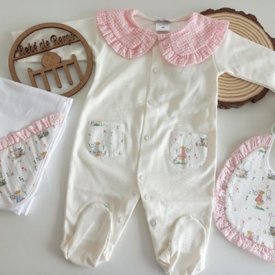 Conjunto de bebé branco com golinha rosa, babete e toalha com detalhes cor-de-rosa e padrão infantil