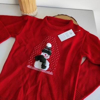 Camisola vermelha com boneco de neve estampado e etiqueta pendurada