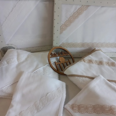 Lenços brancos com rendas bege e branco em caixas decoradas com pontos