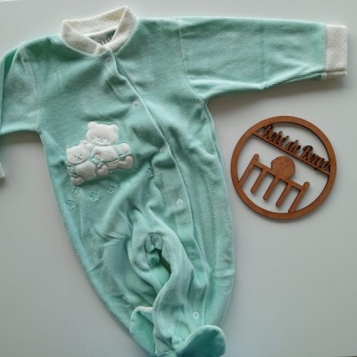 Macacão verde-água para bebé com ursinho bordado e placa de madeira com texto Knitwear