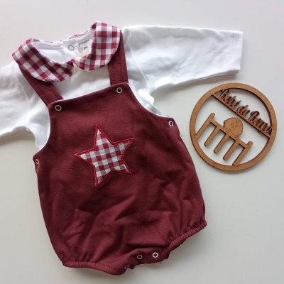 Conjunto roupa bebé com body branco e jardineira vermelha com estrela xadrez