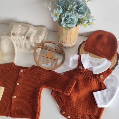 Conjunto de roupa de bebé em malha ferrugem e creme com flores artificiais azuis e verdes