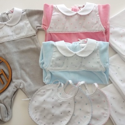 Conjunto de roupas e acessórios para bebé em cinza, rosa e azul com detalhes bordados e gola branca