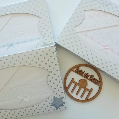 Caixas de roupa de bebé em branco, creme e rosa claro com rendas e laços, etiqueta de madeira redonda Baby de Pano