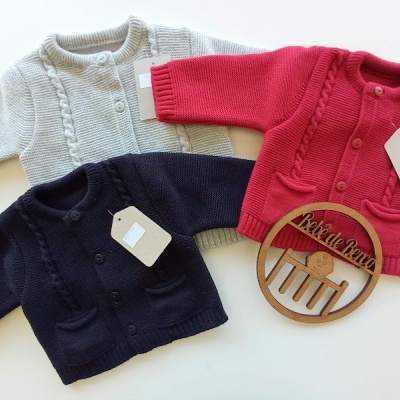 Casacos de malha para bebé em branco, vermelho e preto com etiquetas e ornamento de madeira