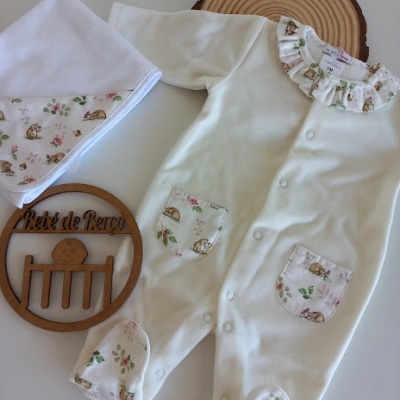 Conjunto de roupa de bebé creme com detalhes florais e babete branco floral