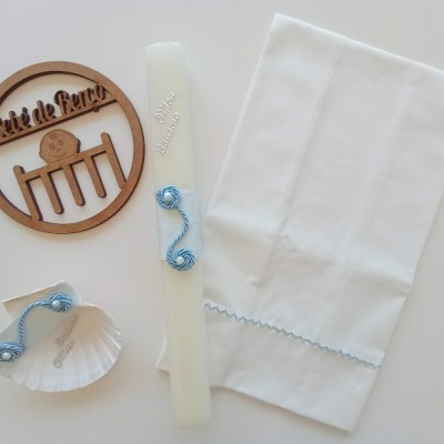 Conjunto para cerimónia com vela, toalha branca, concha e placa de madeira