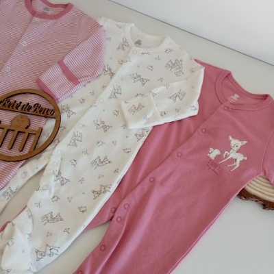 Três macacões de bebé coloridos com padrões diversos em tecido de algodão