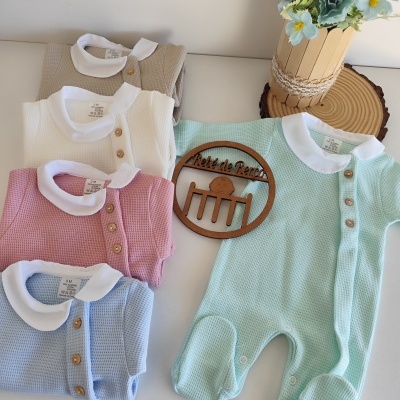 Conjunto de fatos de bebé coloridos com gola branca e botões de madeira