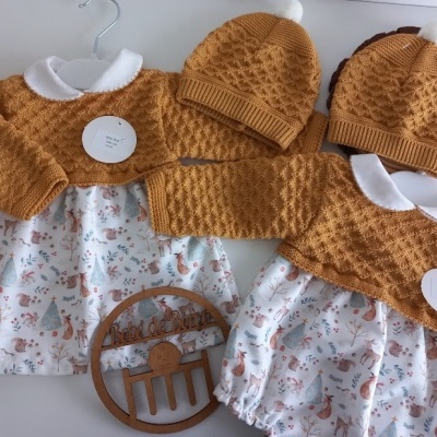 Conjunto de roupa de bebé com vestidos de padrão animal e gorros mostarda com pom-pom branco