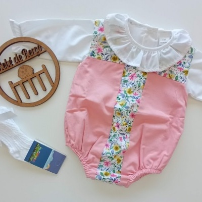 Macacão de bebé rosa e branco com padrão floral e meias brancas com laço