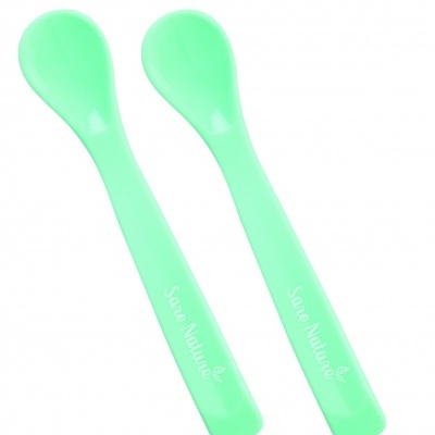 Dois talheres de plástico verde claro com a inscrição Save Nature