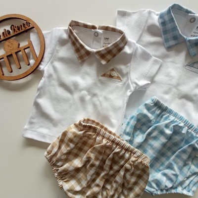 Conjuntos de roupa para bebé com t-shirts brancas e golas xadrez castanhas e azuis e cuecas xadrez correspondentes