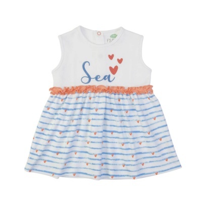 Vestido de bebé branco e azul com padrões de corações e riscas.