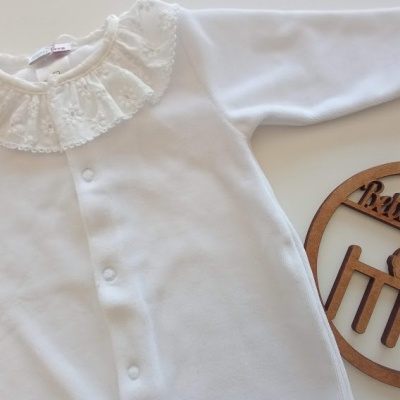 Macacão branco de bebé com gola em renda e botões de pressão