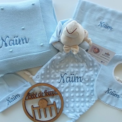Conjunto de artigos para bebé azuis com nome Naim bordado e decoração em madeira