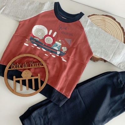 Conjunto roupa infantil com camisola vermelha e cinza e calças azuis escuras