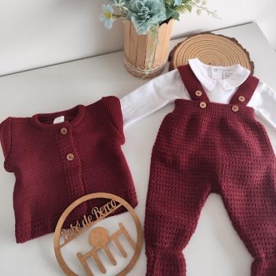 Conjunto de roupa de bebé bordô com botões de madeira e flores azuis