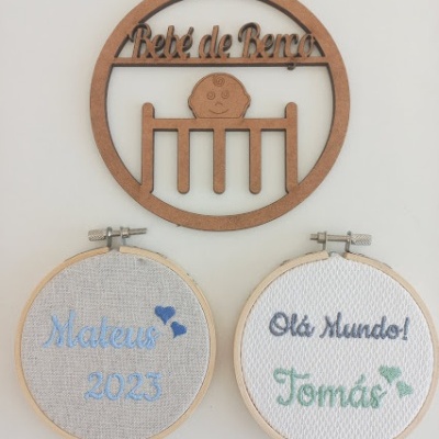 Decoração de madeira com dois bastidores de bordado com nomes Mateus e Tomás
