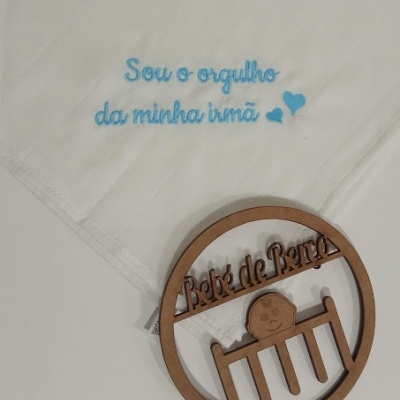 Pano branco bordado azul e porta-chupeta de madeira decorativo
