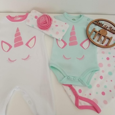 Conjunto de roupa de bebé com tema unicórnio e padrões de pontos rosa e verde