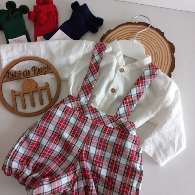 Conjunto de roupa para bebé com camisa branca e calções aos quadrados vermelhos e alças